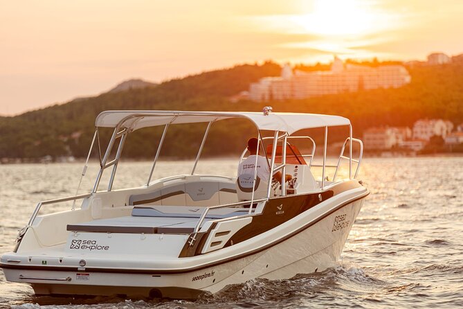 Blue Lagoon and 3 Islands Half Day Tour by Speed Boat - Trogir - Stop 2: Maslinica on Šolta for Coffee, Village Views, and Beaches