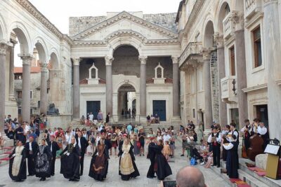 History Split Walking Tour in French -Small group - Substructures of the palace: the city working underground