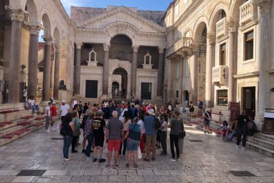 History Split Walking Tour in German - Small group - Start at the Peristyle: the palace’s central square you can’t miss