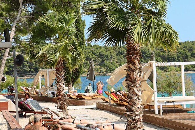 Hvar, Brač & Pakleni islands cruise with lunch & drinks from Split & Trogir - Lunch on board: burgers, fries, and how the wine works