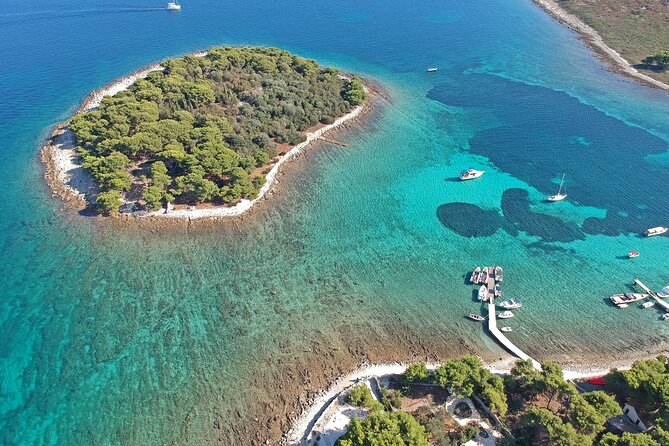 Islands Brač, Šolta & Blue lagoon - Private speedboat tour - Maslinica on the west side: village time and a castle-hotel backdrop