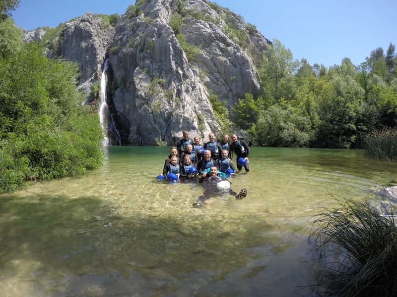 Iz Omisa/Zadvarija: Extremni Canyoning na rijeci Cetini - Getting there: Omiš meeting point and the scenic mini-bus