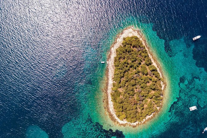 Private 3 islands Tour With Speed boat to Blue Lagoon and Solta from Split or Trogir - What the included snorkeling gear and wind jackets really change