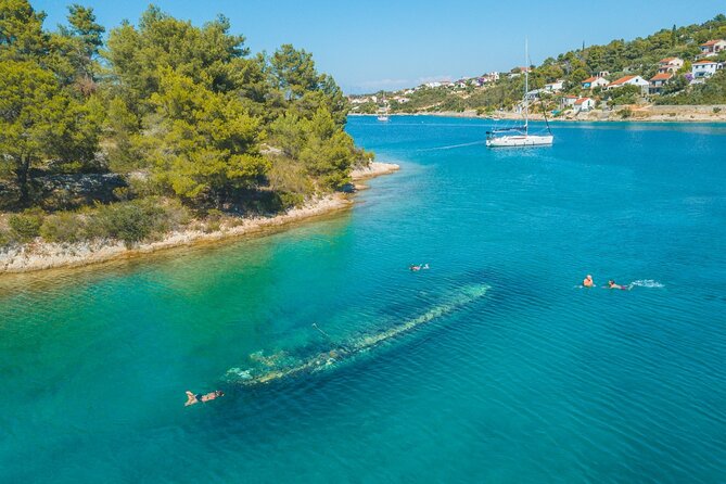 Private Boat tour to the Blue Lagoon & Solta - Swim, Snorkel, Tan and Relax! - Stomorska lunch time by the water: where the day slows down