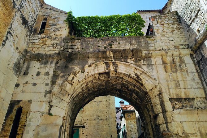 Private History tour - small group - Riva Harbor: where locals and visitors meet under the palace wall