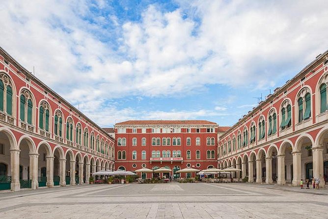 Private Split walking tour - Private format: you control the pace and the questions