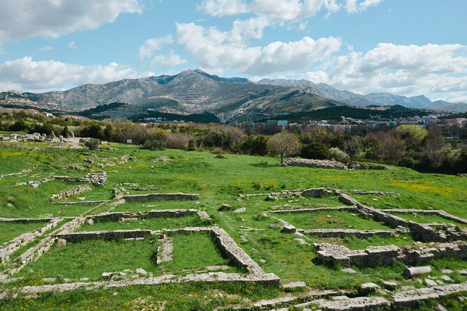 Salona & Amphitheater - Private guided tour - Admission incl. - The forum, temple, and theater remnants in the Hram area