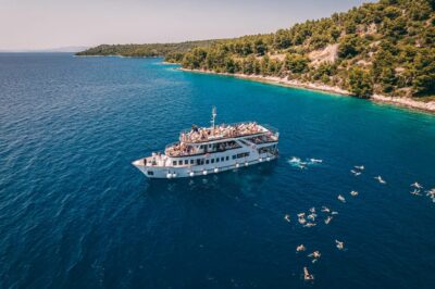 Split: Blue Lagoon, Shipwreck and Šolta with Food and Drinks - Meeting at Split Riva Promenade and Securing Your Spot