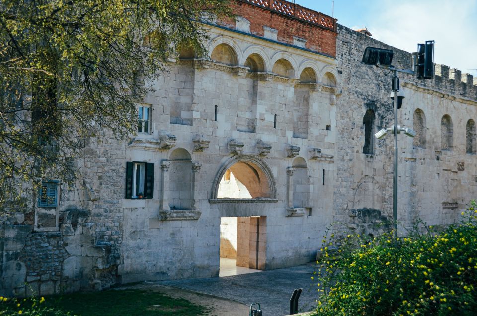 Split: Palace & Old Town Private Walking Tour-Entrance incl. - Getting oriented at the bronze model on the Riva