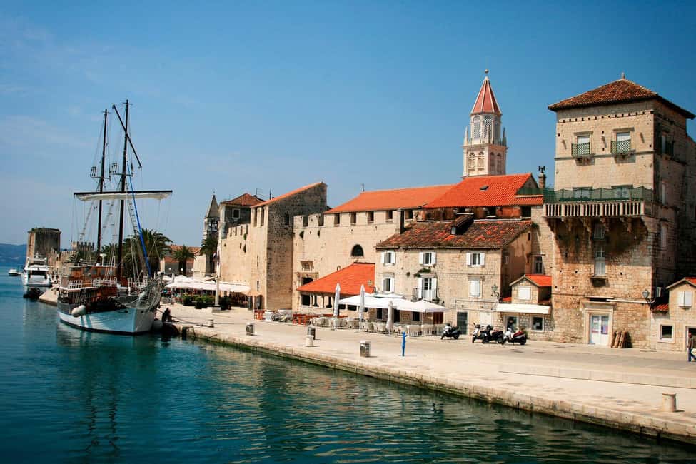 Split: Private Blue Lagoon 3 islands with speed boat - Solta and the Kontesa shipwreck near Nečujam: calm-bay snorkeling
