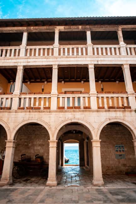 Split: Private tour to Salona, Vitturi castle and Trogir - Vitturi Castle near Kaštel Lukšić: Renaissance comfort with Ottoman-era pressure