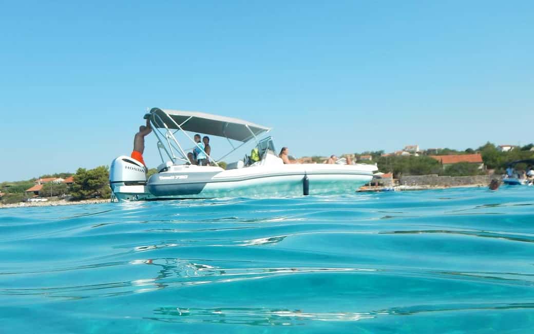 Trogir: White Lagoon, Maslinica & Blue Lagoon Speedboat Tour - A quick cruise to Drvenik Veli for village walking time