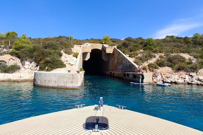 VIS Island (Mamma Mia Island) PRIVATE TOUR - Komiža: 1 hour 30 minutes in a real fishing village