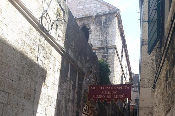 Walk through Split with an archeologist - The Vestibulum and Emperor-Quarter Threshold: Learning the Layout by Walking It