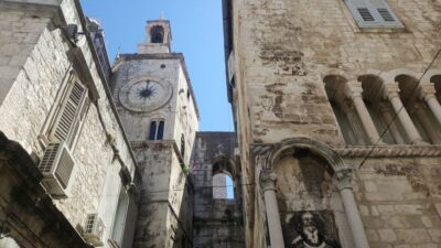 Walking Tour Split - Meeting at the National Theatre: quick logistics, clear start